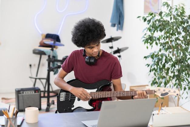 Who are the top 10 electric guitar players? 