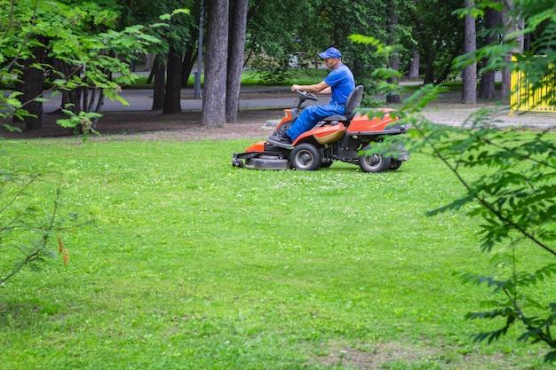 Who makes a 34-inch zero turn mower? 