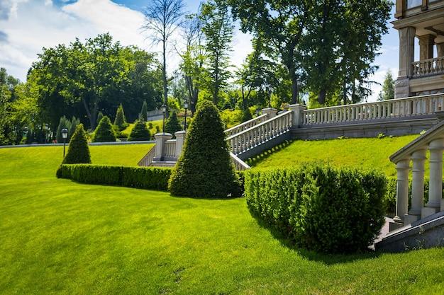 Who owns the Breakers mansion in Newport? 