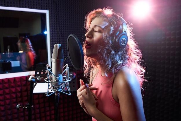 Who sings the song Amy what you going to do? 