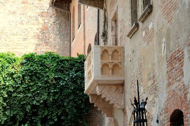 Who started the fight in the beginning of Romeo and Juliet? 