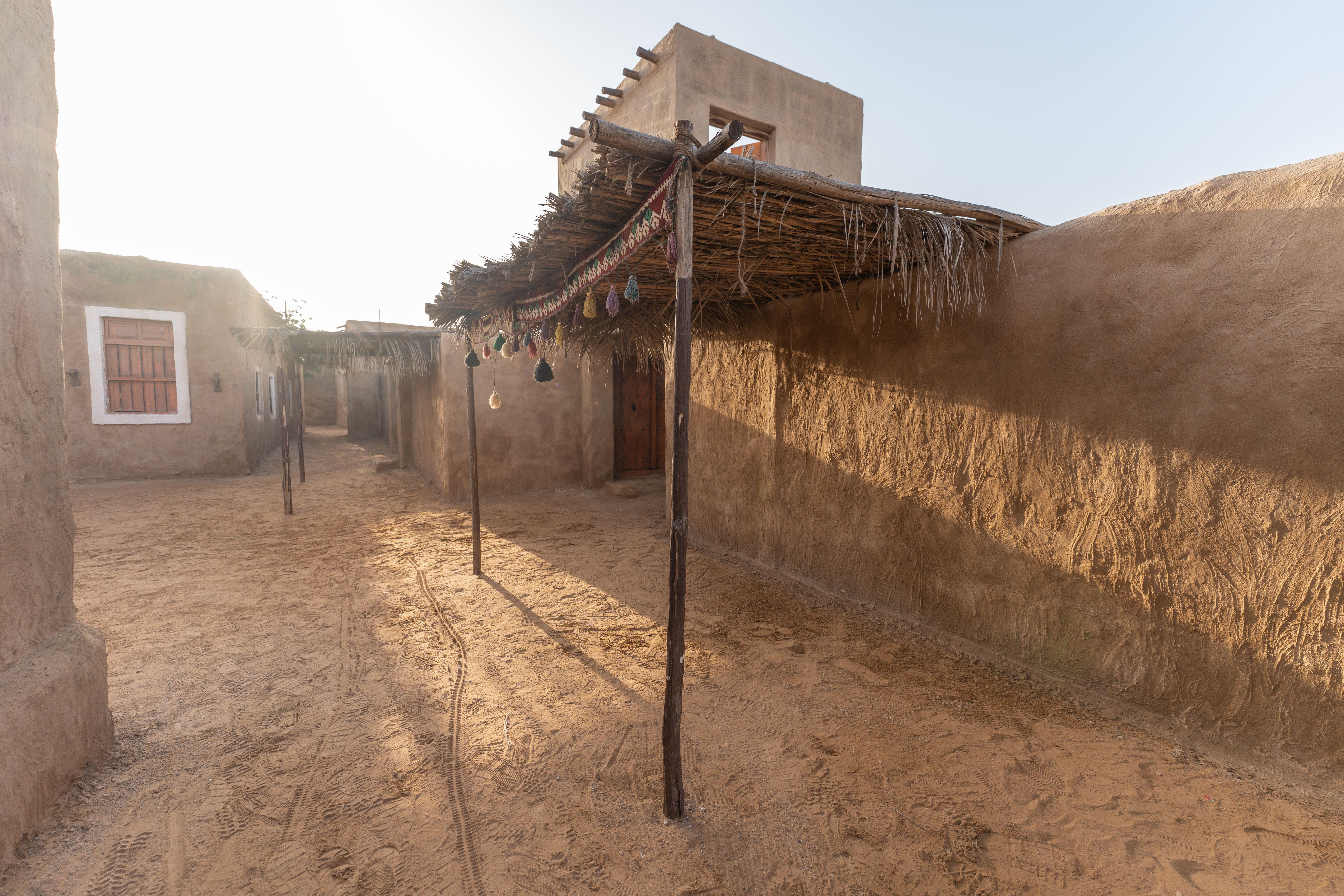 Why are houses in desert made of mud? 