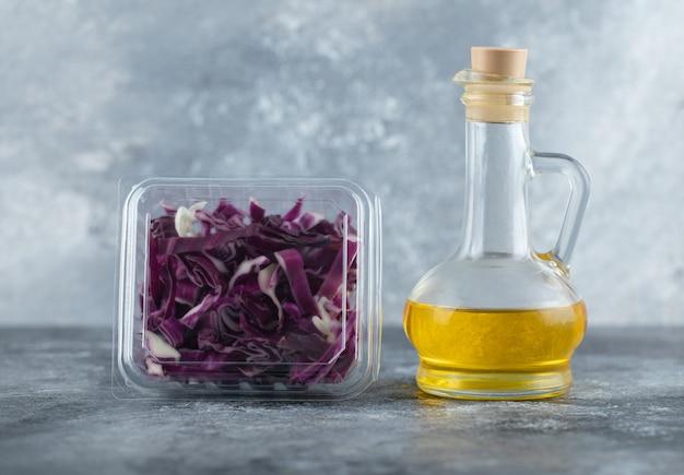 Why does cooking oil have a higher boiling point than water? 