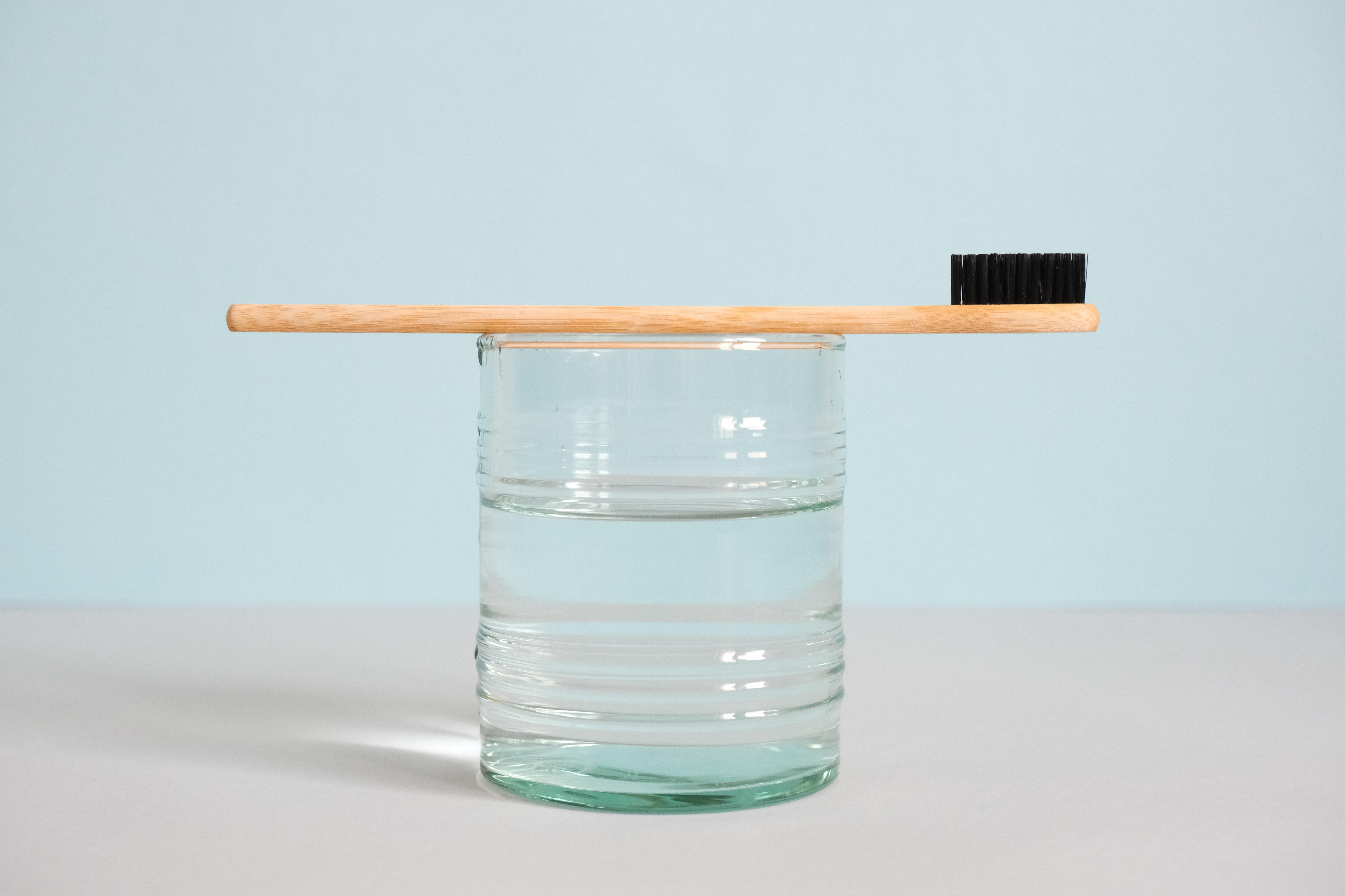 Why glass is a poor conductor of heat? 