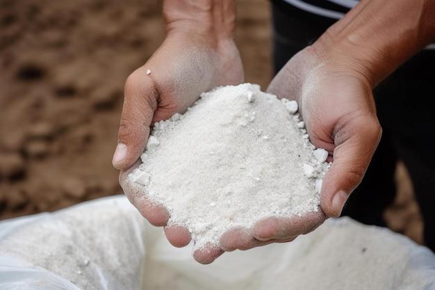Why is ammonium nitrate used in cold packs? 