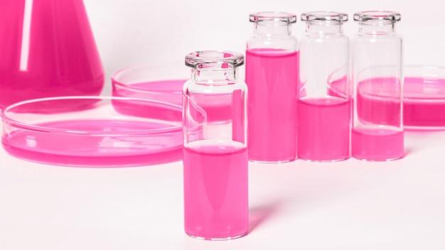Why is phenolphthalein pink in basic solution? 