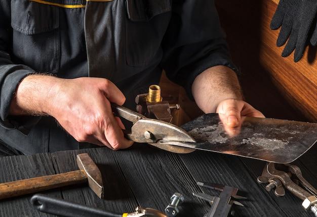 Why SS plate is not cut by gas cutting? 
