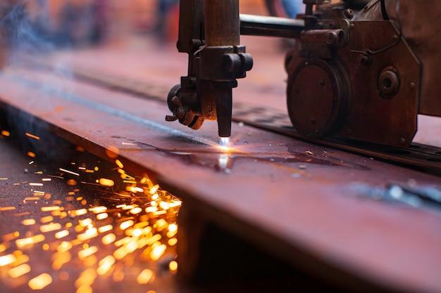 Why SS plate is not cut by gas cutting? 