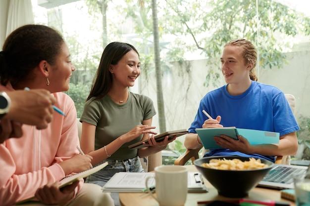 Why should students be allowed to eat in class? 