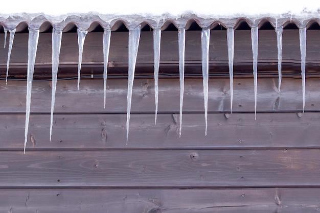 Will ice melt quicker on wood or metal? 