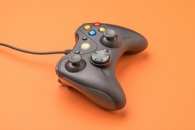What is the difference between Xbox 360 Slim and elite? 